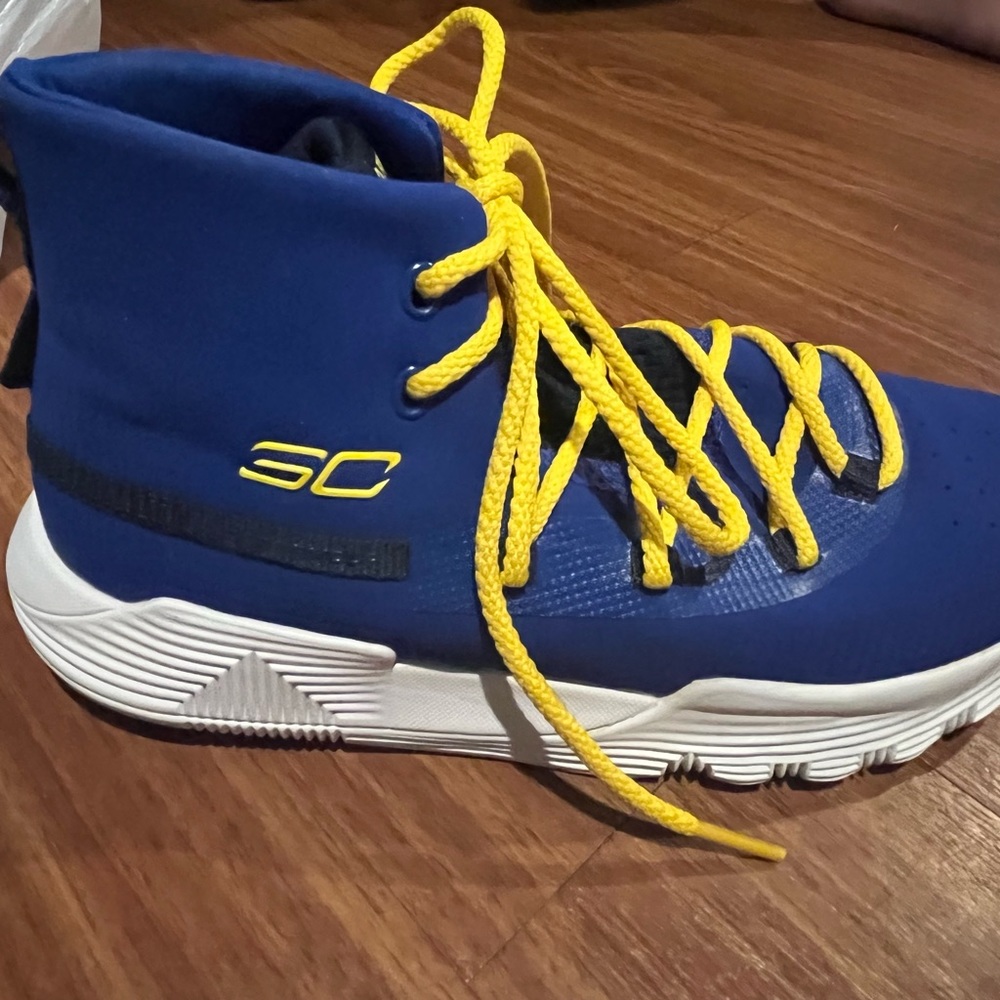 Under Armour new Steph Curry shoes, size 3 (kids/youth)